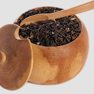 black-tea-leaves-on-wooden-ware-2