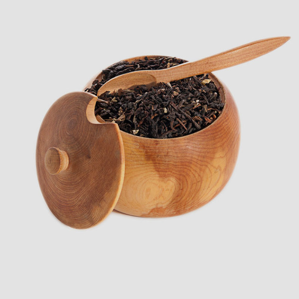 black-tea-leaves-on-wooden-ware